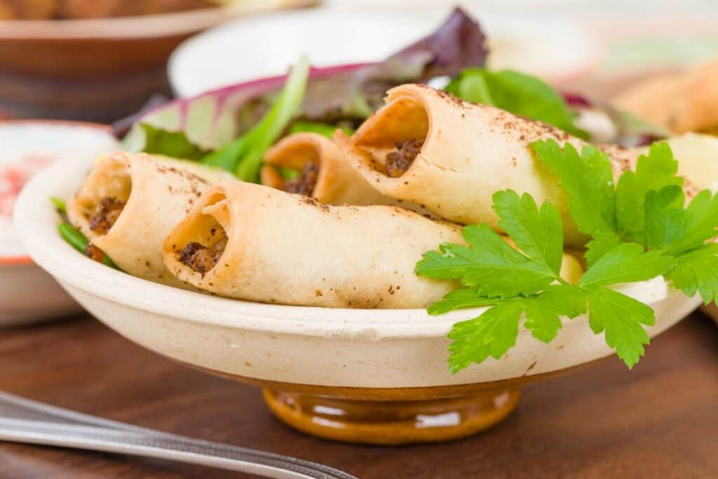 Pratos Vegetarianos em Marrocos: Guia Completo da Gastronomia Sem Carne Briouates de Queijo e Ervas